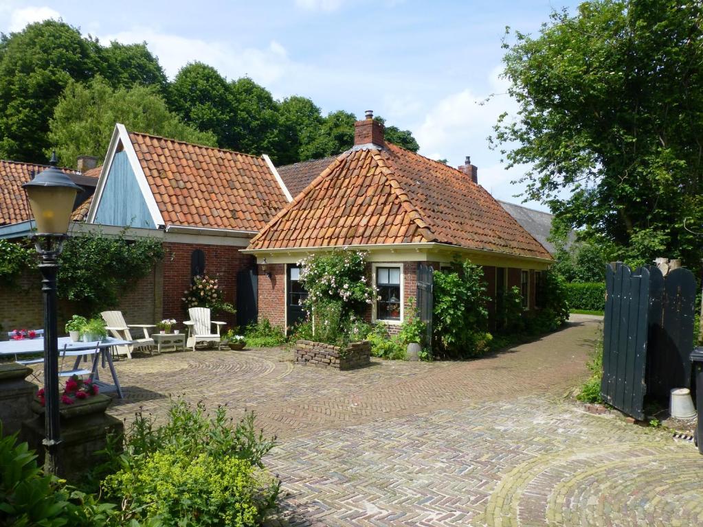TinallingeLutje Hoeske的前面有砖砌庭院的房子