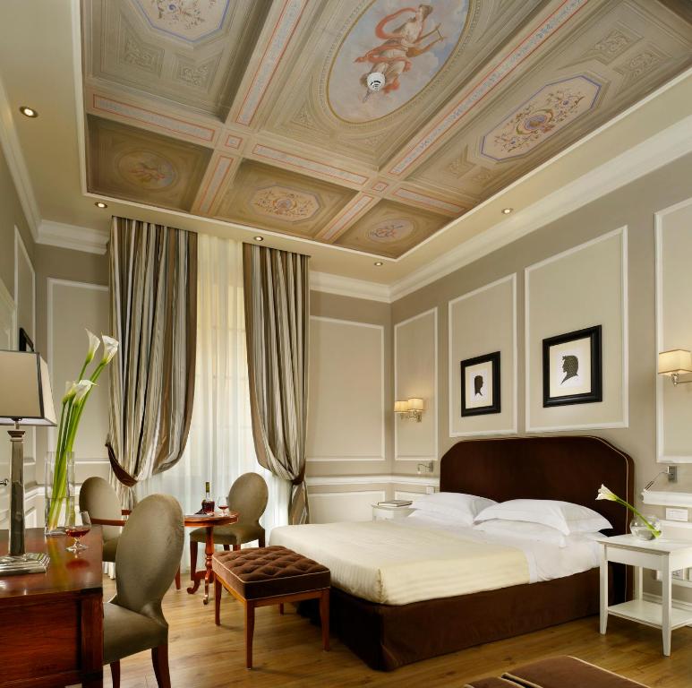 佛罗伦萨FH55 Hotel Calzaiuoli的一间卧室设有一张大床和格子天花板