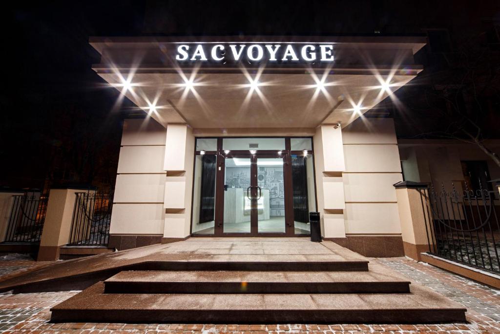 利沃夫Hotel Sacvoyage的带有读出野蛮的标志的建筑