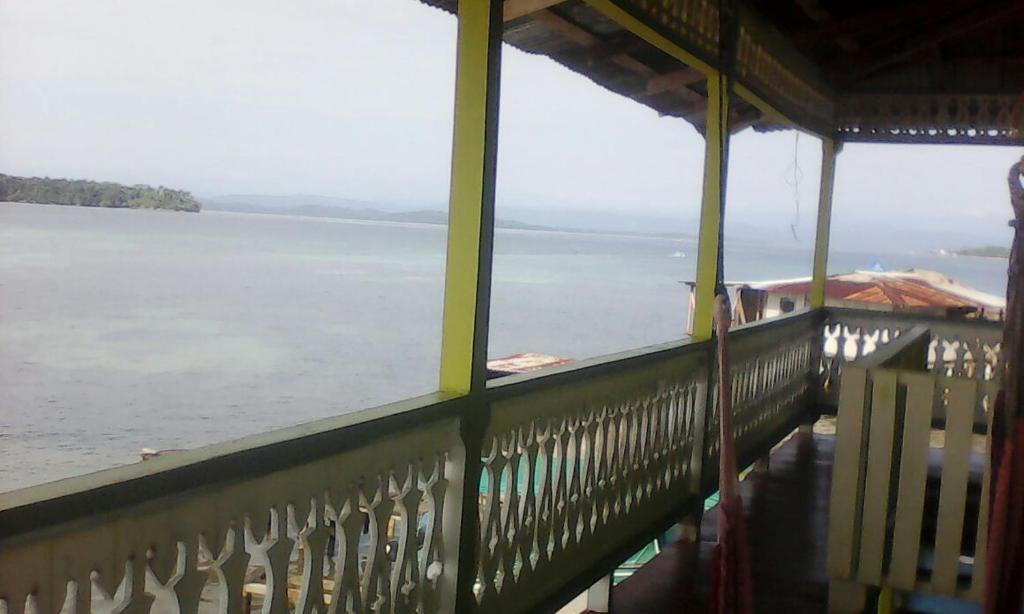博卡斯德尔托罗Bastimentos Caribean Hotel的享有水体景致的阳台