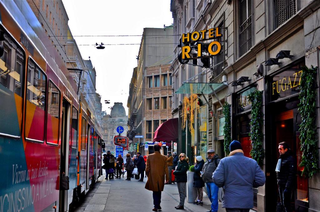 米兰里欧酒店的一群人沿着繁忙的城市街道走着