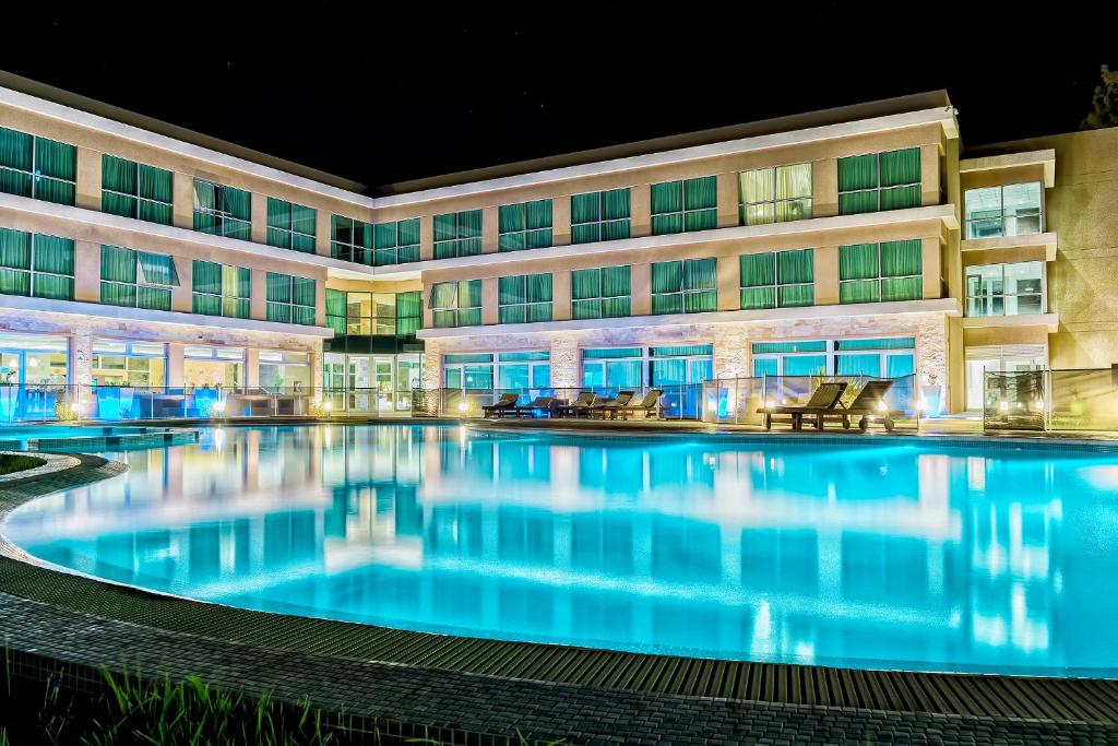 内乌肯内乌肯豪生国际酒店集团的一座大楼前的游泳池