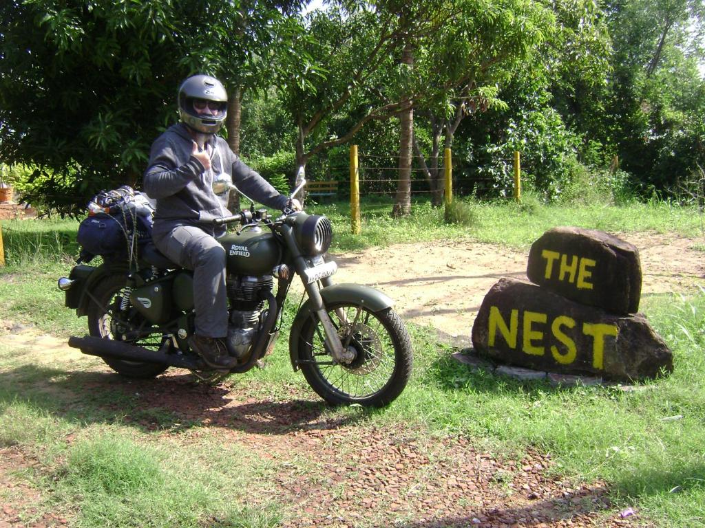 马希延格讷The Nest的一个人骑摩托车在标志旁边