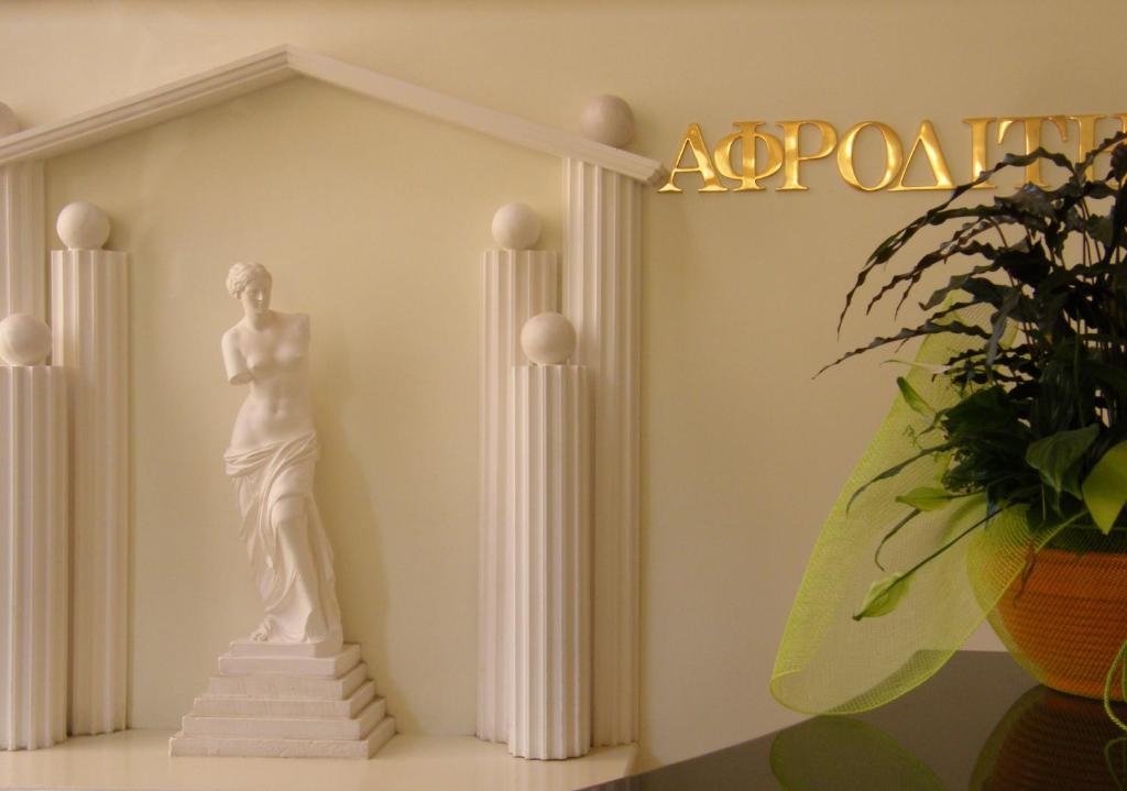 纳弗帕克托斯Ξενοδοχείο Αφροδίτη- Hotel Aphrodite的圆柱房里一个人的雕像