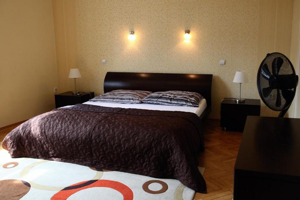 科希策Apartmán Moyzesova的一间卧室设有一张大床和两个床头柜