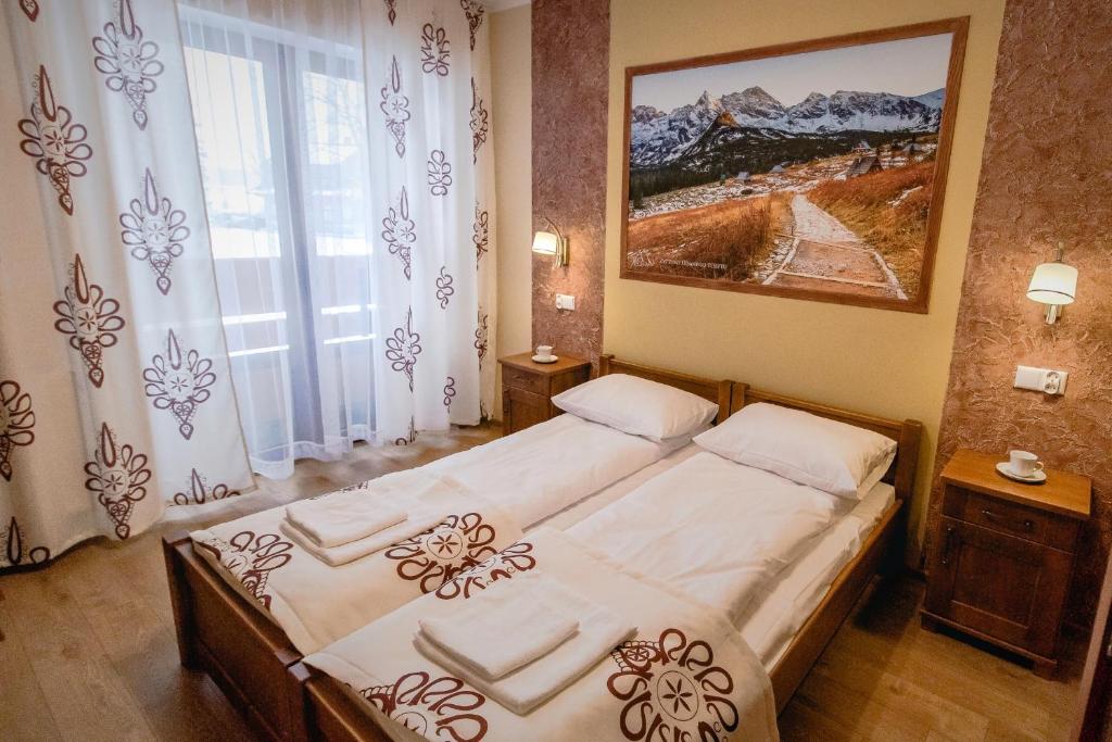 扎科帕内Dom Wczasowy Na Szczycie的一间卧室设有两张床和大窗户