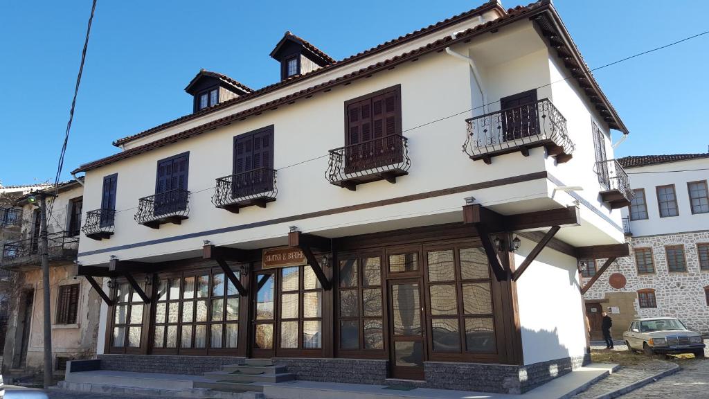 戈里察Hotel Bujtina e Bardhe的街道上设有窗户和阳台的建筑