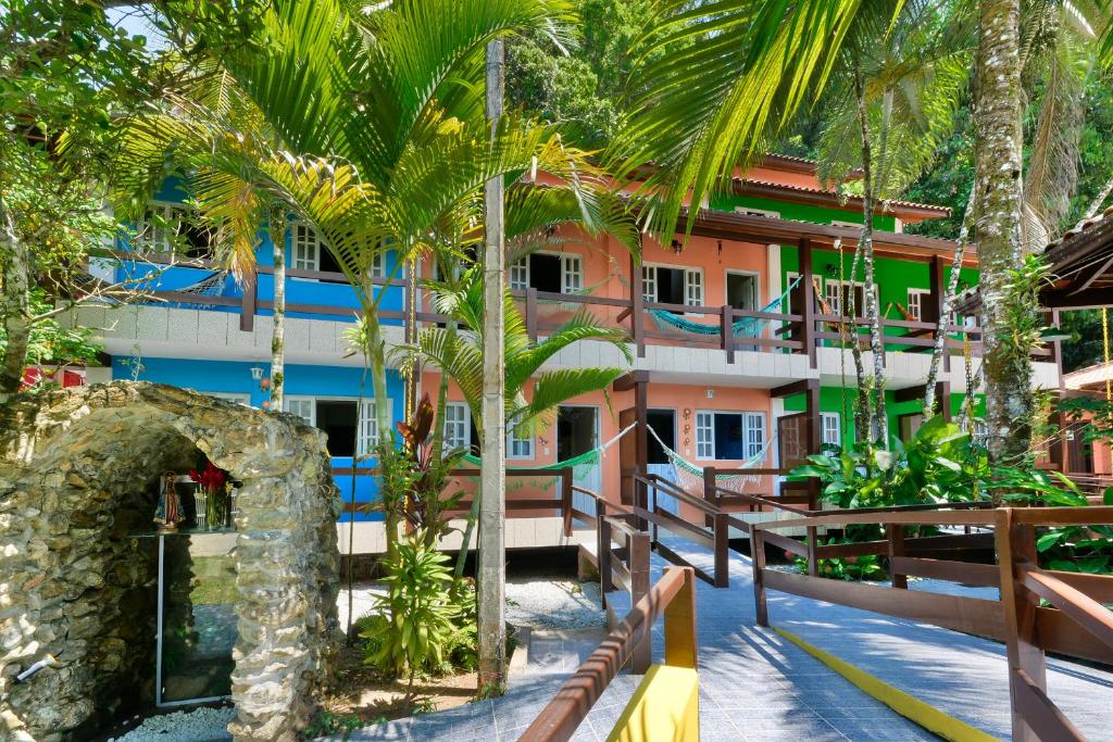 博西坎加派若拉达马塔酒店的一座棕榈树度假村,位于一座建筑前