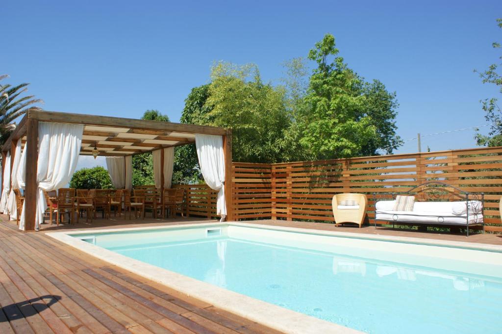 马利亚诺萨比纳Hotel & Ristorante degli Angeli的一个带木栅栏和木甲板的游泳池