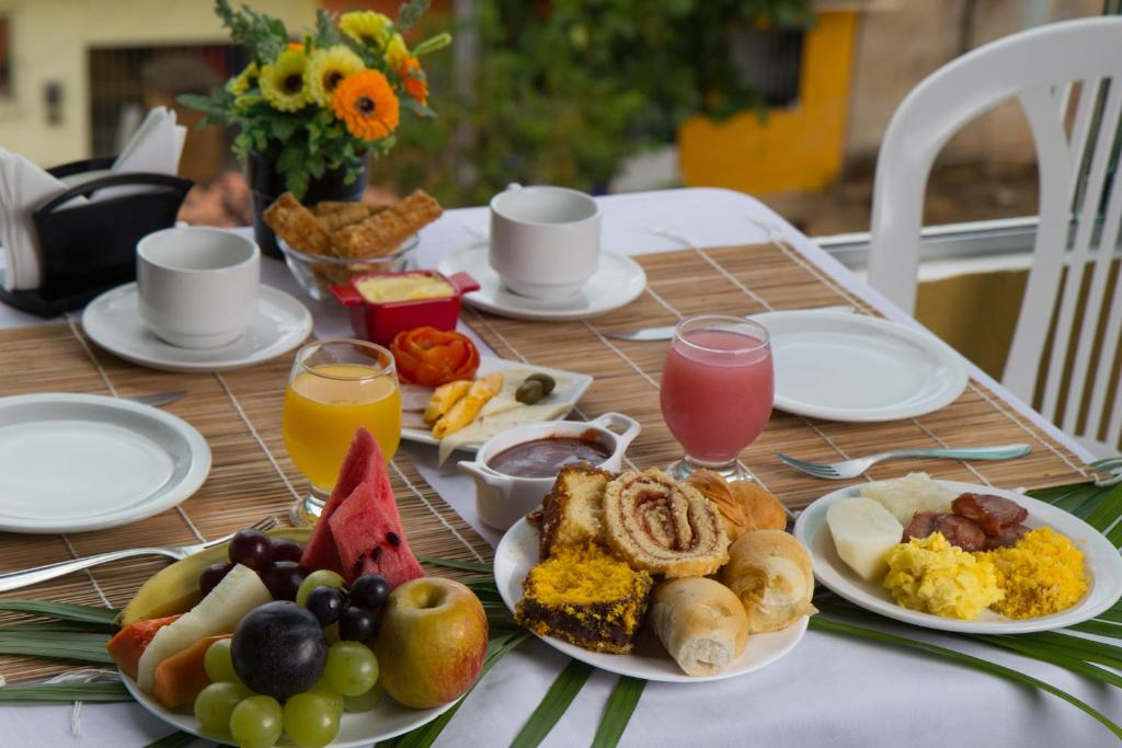 马拉戈日普萨达马拉格尔芬赫酒店的一张桌子,上面放着早餐盘