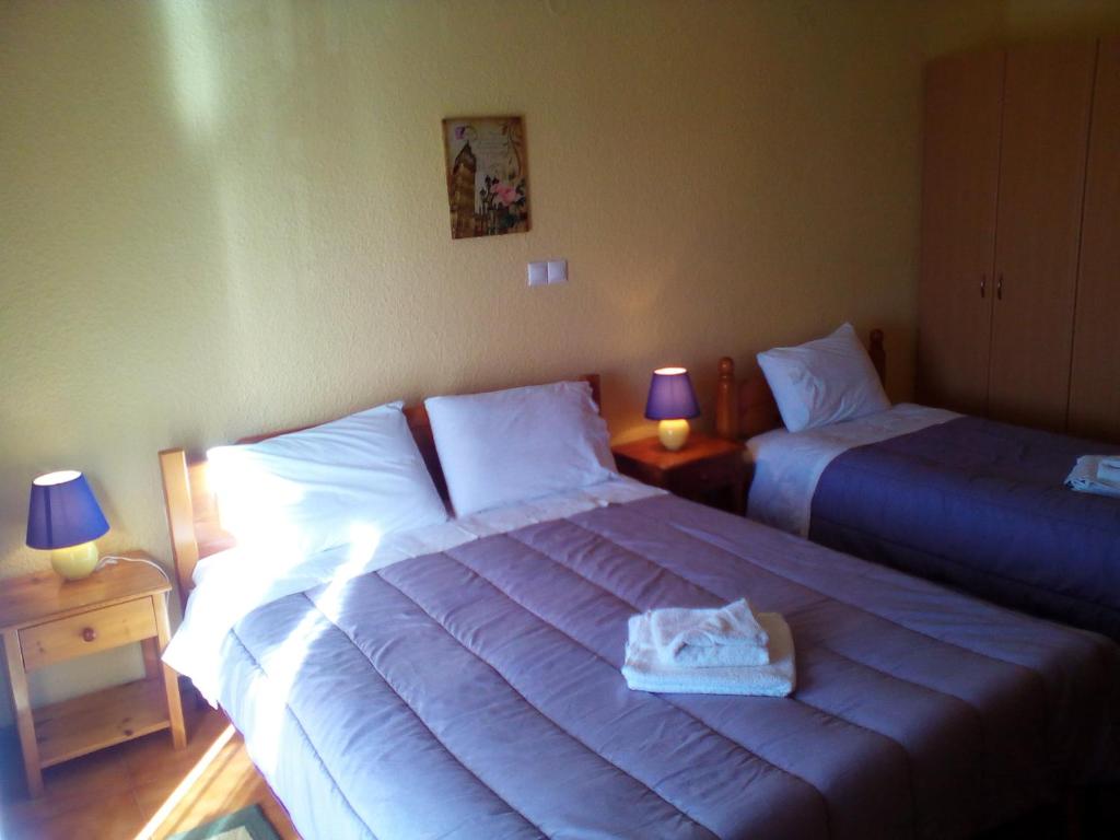 科尼察阿乌斯酒店的一间卧室配有两张床、两盏灯和两张双层床。