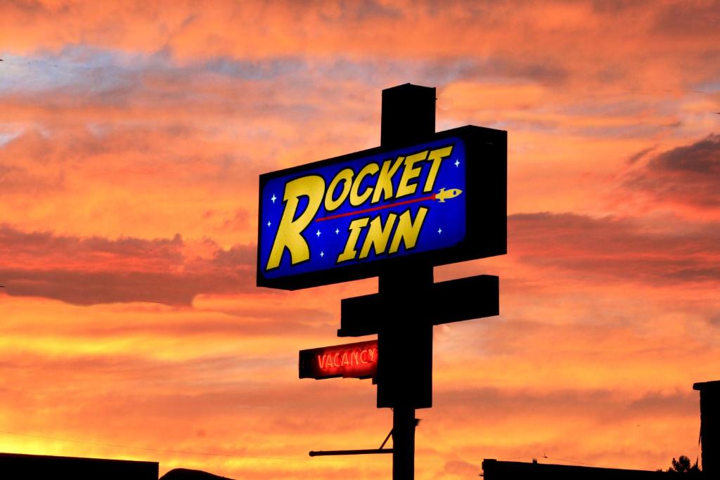 特鲁斯康西昆西斯Rocket Inn的柱子上的标志,背景是日落
