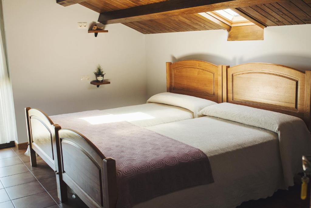 卡斯特罗波尔Albergue Camino Norte的一间卧室,配有两张床