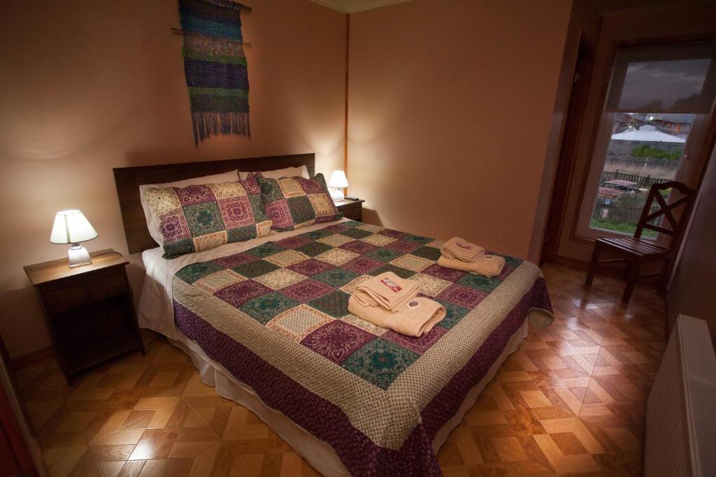 纳塔列斯港Cordillera Azul的一间卧室配有一张床,上面有两条毛巾