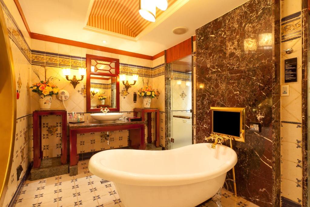 台北薇閣旅館-林森館的带浴缸和盥洗盆的浴室