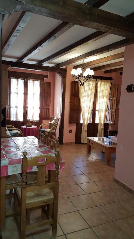 卡韦苏埃拉德尔瓦列Apartamentos Rurales Tauro的一间带桌椅和窗户的用餐室