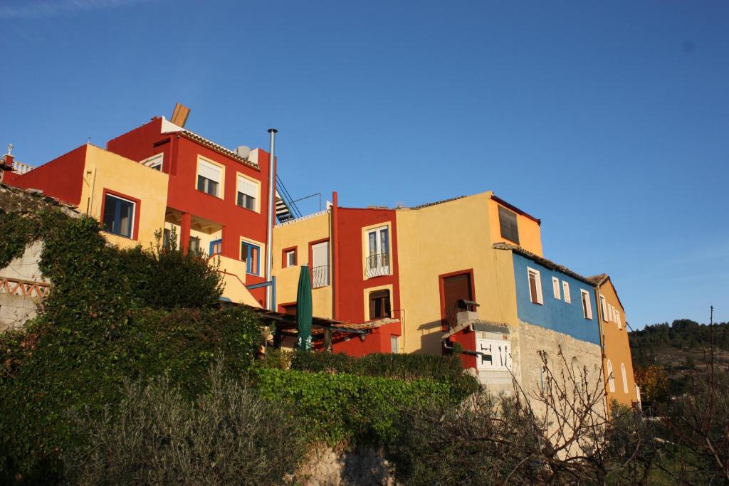Margarida磨坊乡村酒店及餐厅的一群房子坐在山顶上
