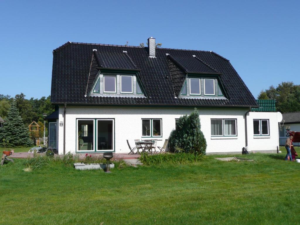 普雷罗An der Sonnenwiese的黑色屋顶的白色房子
