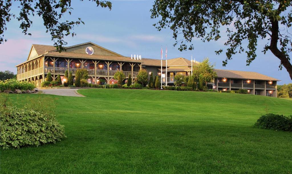 BobcaygeonEganridge Resort, Golf Club & Spa的前面有大草坪的大建筑