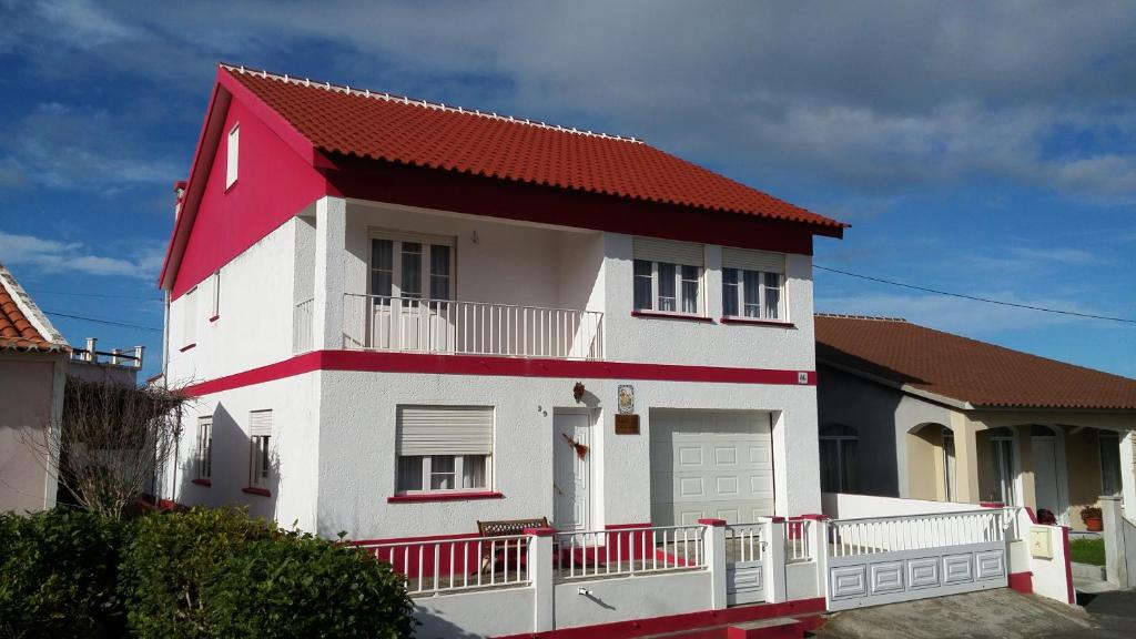 BiscoitosVivenda "Porto de Abrigo"的红色屋顶的白色房子