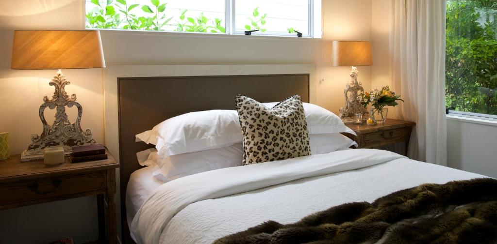 格雷敦Wyett Annex的卧室配有带白色枕头的床和窗户。