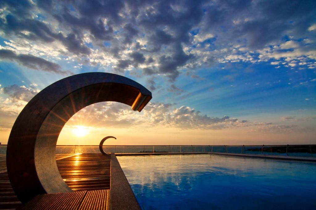 托里德欧索贝尔韦德雷酒店的一座享有日落美景的游泳池