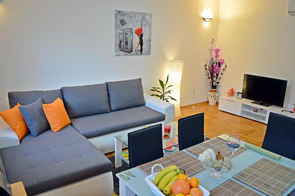 萨格勒布托尼公寓的客厅配有沙发和桌子