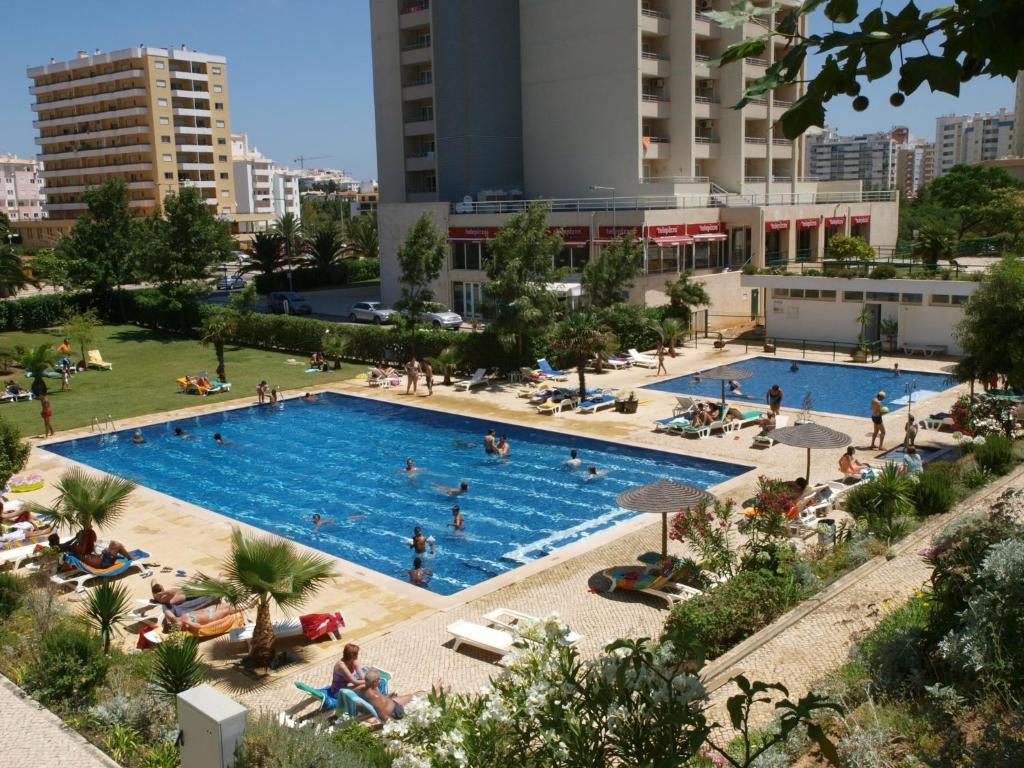 波尔蒂芒达罗沙花园公寓式酒店的城市大型游泳池的顶部景观