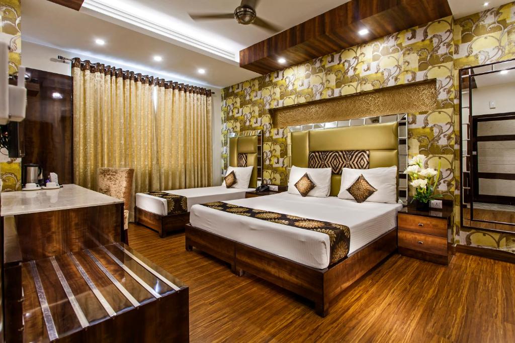 新德里日星赫瑞塔吉酒店的酒店客房带两张床和一间浴室