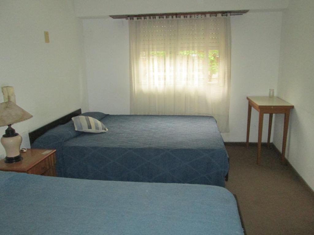 马德普拉塔普尔拉中央酒店的一间卧室设有两张床和窗户。