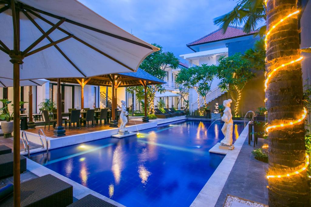 库塔戴安娜酒店的水中一个有两个人的度假胜地的游泳池