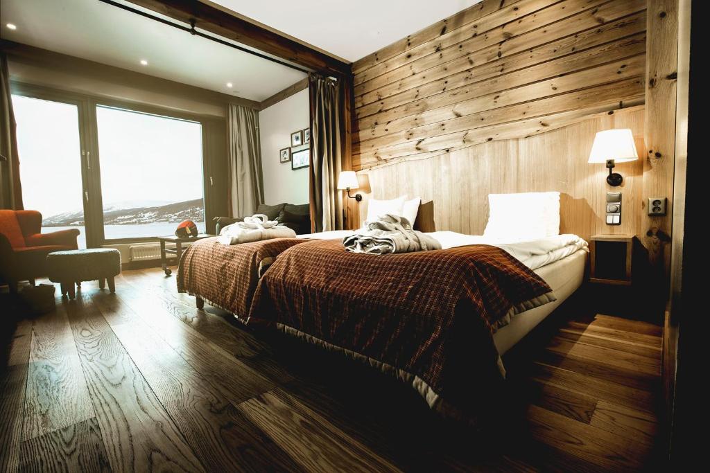 奥勒假日俱乐部的一间卧室配有一张木墙床
