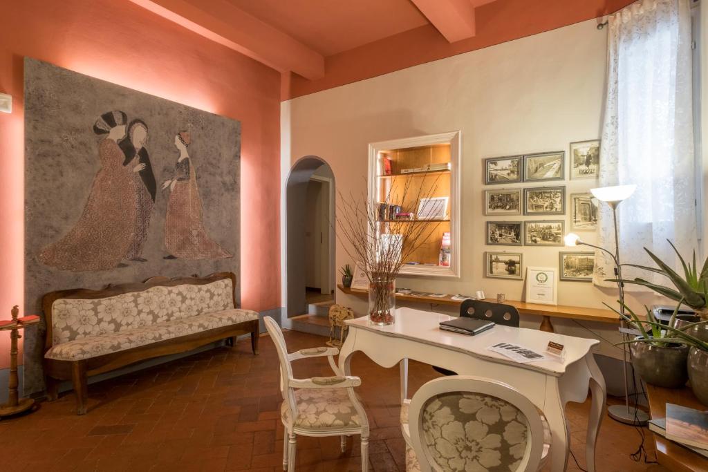 佛罗伦萨B&B Home in Florence的客厅配有沙发和桌子