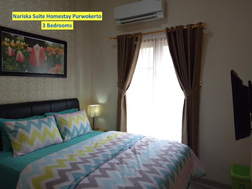 普禾加多普洱沃克托那里斯卡套房民宿的一间卧室设有一张床和一个窗口