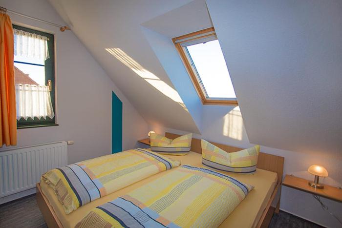 格洛韦费恩沃农科勒公寓的阁楼上的卧室配有两张床