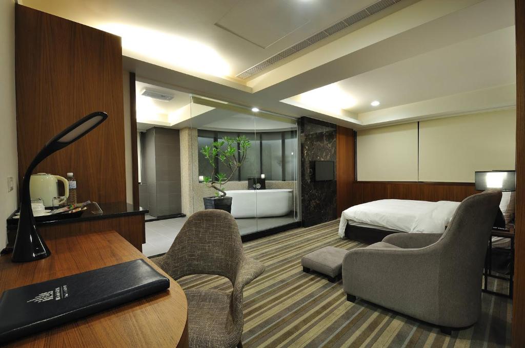 罗东镇山水商务饭店的配有一张床和一张书桌的酒店客房