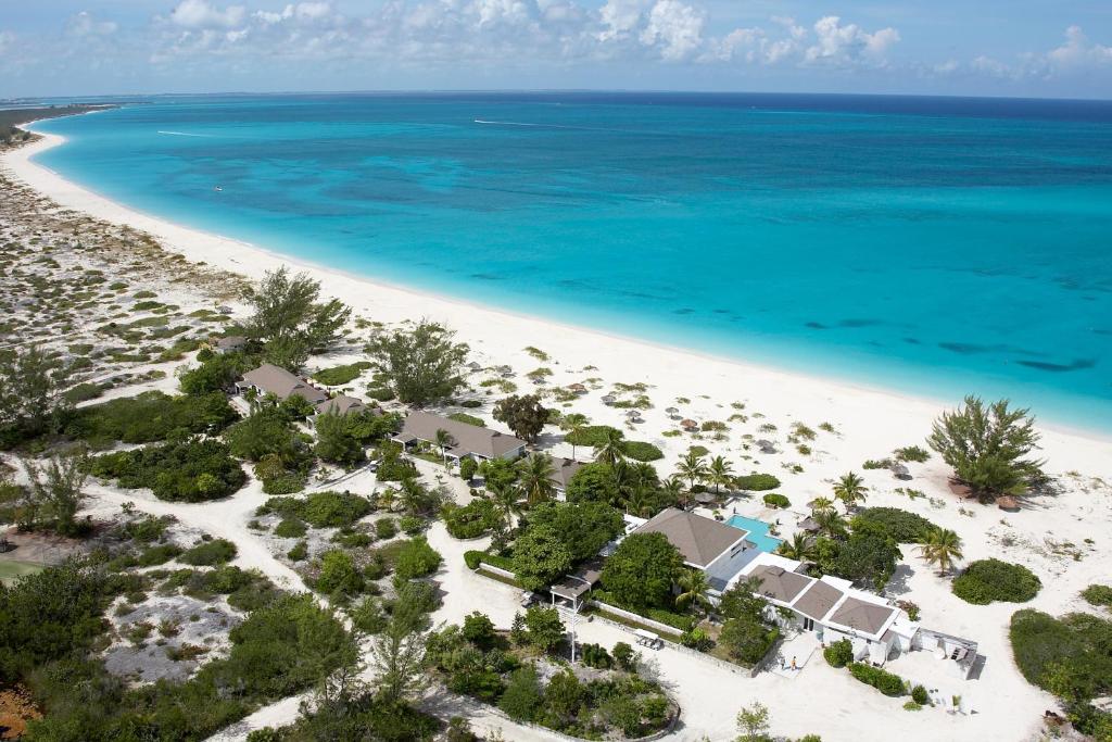 普罗维登西亚莱斯岛The Meridian Club, Turks and Caicos的海滩上的度假村的空中景观