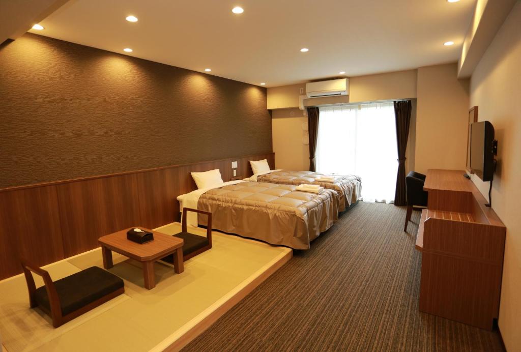 堺市基酒井东公寓酒店 的酒店客房,配有床和电视
