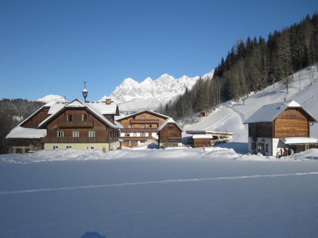 斯拉德明Ahlhof的山间积雪多的滑雪小屋