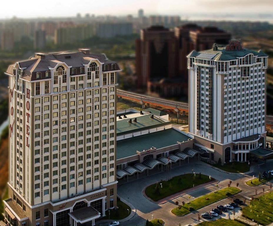 伊斯坦布尔伊斯坦布尔WOW酒店的城市中一座大建筑的空中景观