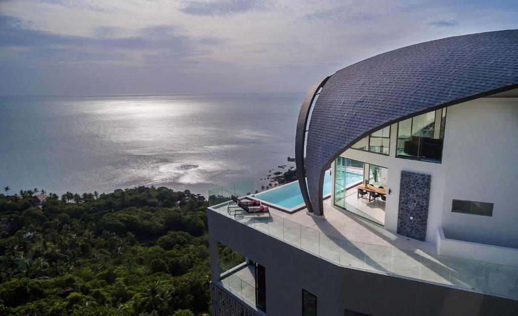 茶云莱海滩Sky Dream Villa Award Winning Sea View Villa的享有建筑的空中海景