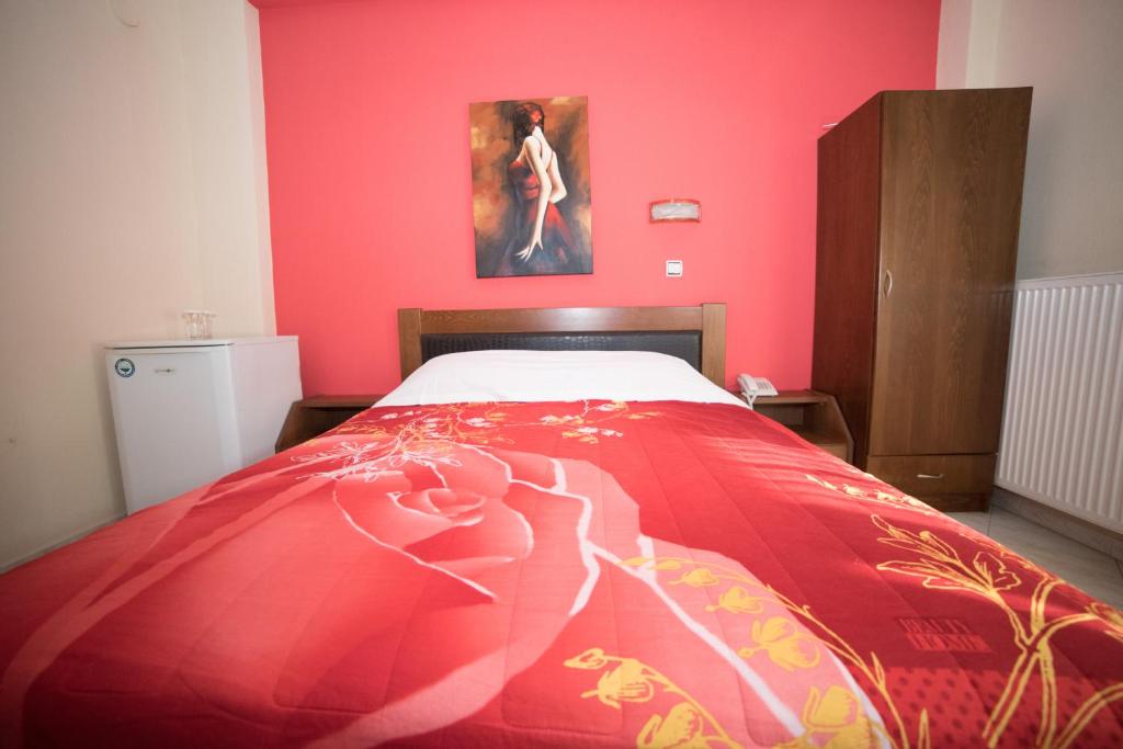 卡托劳塔翁Hotel Galaxias的一间卧室配有一张粉红色墙壁的床