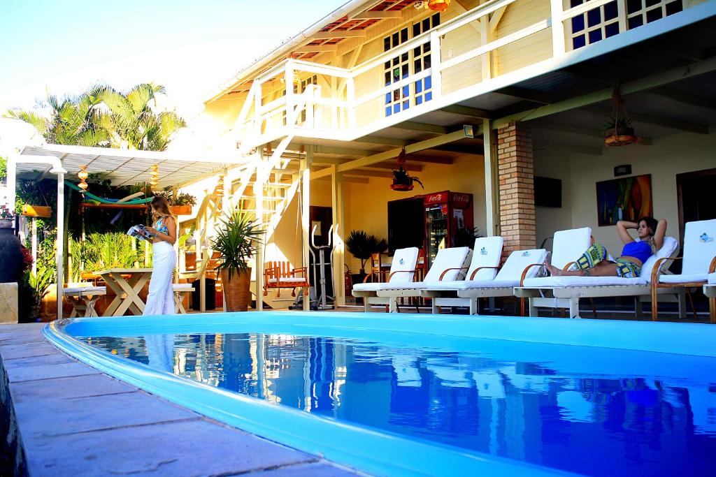 卡诺格布拉达海蓝旅馆的一位女士站在游泳池旁边