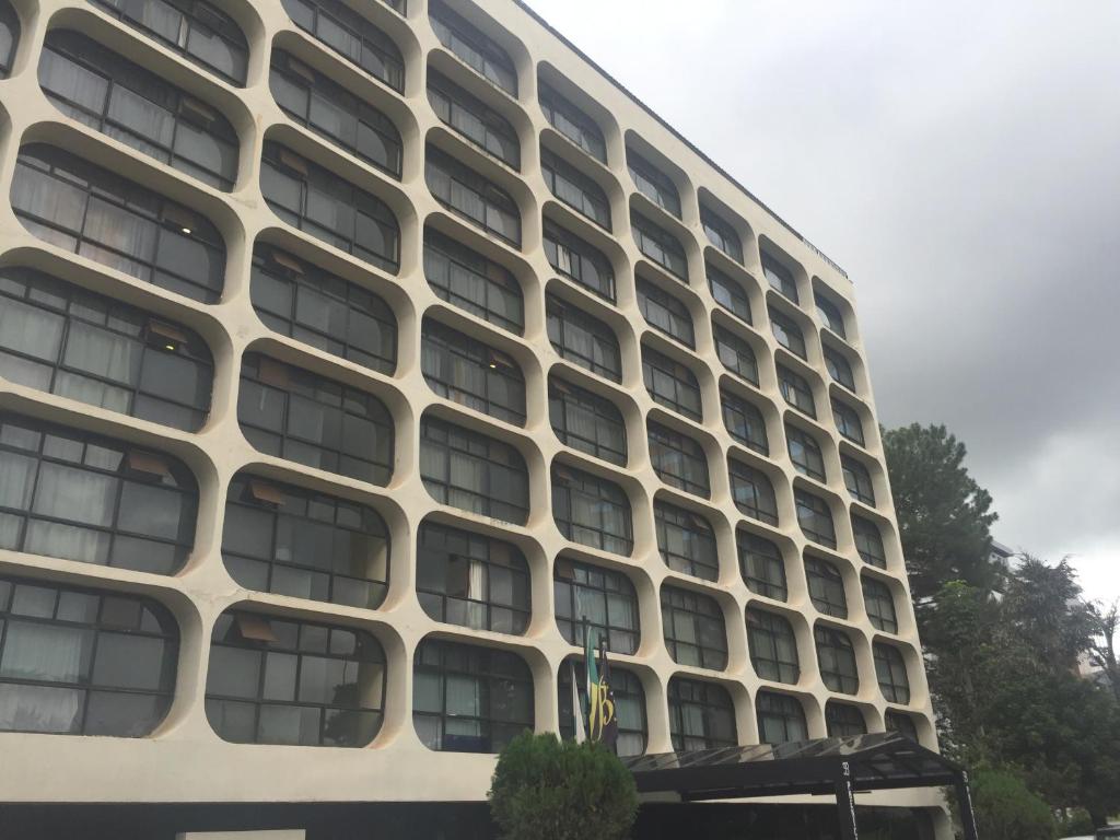 巴西利亚Phenícia Bittar Hotel的一座大型建筑,旁边有很多窗户