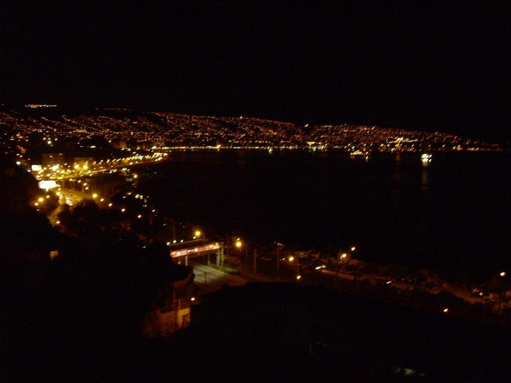 瓦尔帕莱索Excelente Vista a la Bahía de Valparaíso的夜晚可欣赏城市和大海的景色