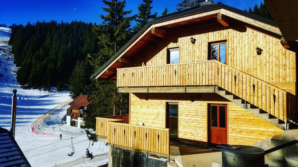 莫济列Apartmaji Golob-Golte的带阳台的木屋,位于滑雪场