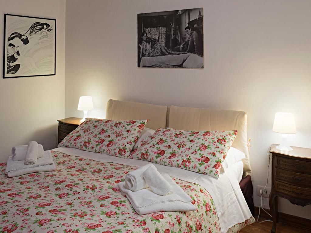 罗马B&B Casa Cimabue Roma的一间卧室配有带毛巾的床