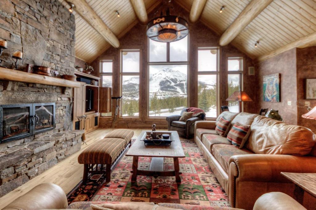 大天山村Lone View Lodge的带沙发和壁炉的客厅