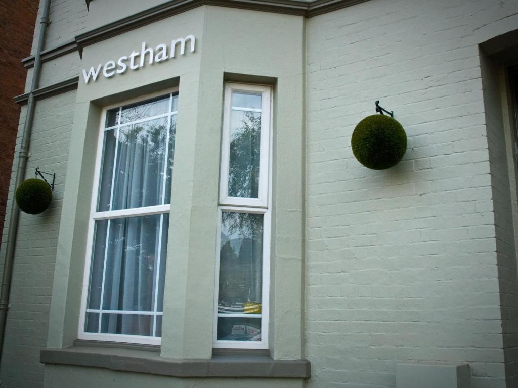 沃里克Westham的建筑的侧面有西沙美林标志
