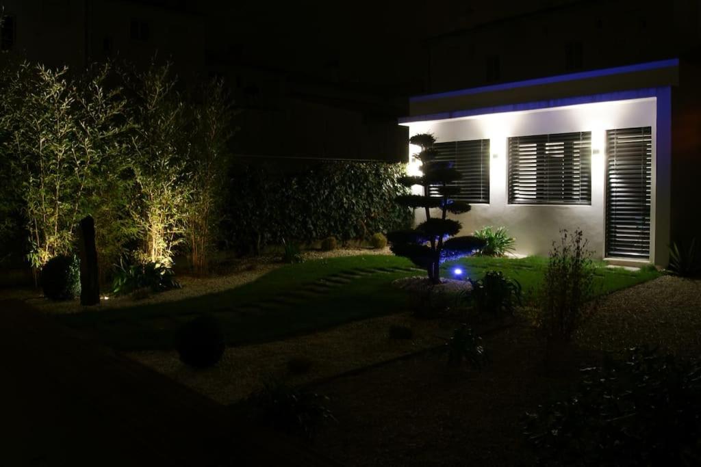 鲁瓦扬Studio Royan的院子里的灯火通明的房子